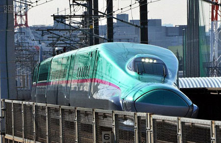 最新高铁隼号投入运营 最高时速300公里