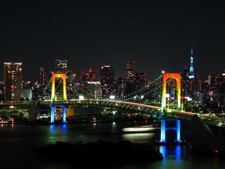 身着彩衣的日本彩虹大桥