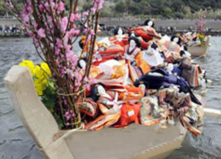 日本和歌山市淡岛神社举行女儿节“流雏”活动