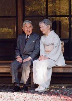 日本天皇夫妇前往国立剧场观看冲绳传统舞蹈公演