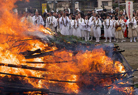 人赤足渡火 高尾山火渡祭