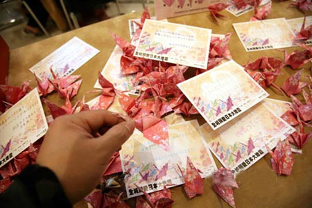 香港艺人为日本赈灾 港人折千纸鹤为灾民祈祷