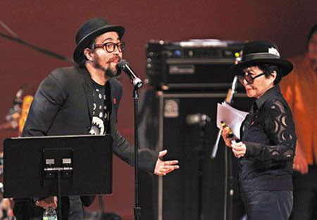 列侬遗孀小野洋子携子举办公益音乐会筹款援助日本灾民
