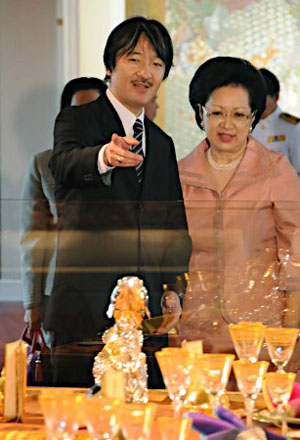 秋筱宫亲王出访泰国接受名誉博士称号