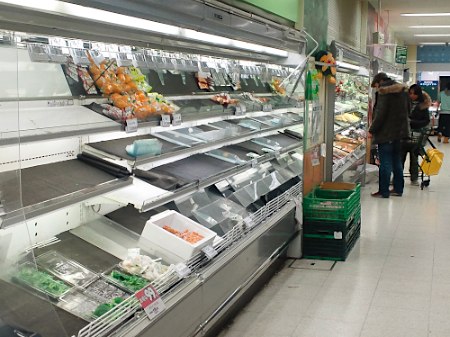 【东日本地震】仙台市内恢复供电 超市食品柜空空荡荡