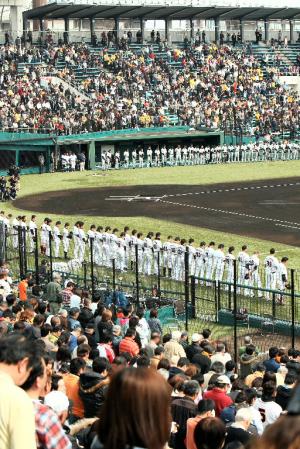 职业棒球 巨人与阪神举行表演赛为地震募捐