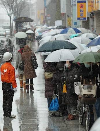 【东日本地震】仙台市民为了购买必需品排起长龙
