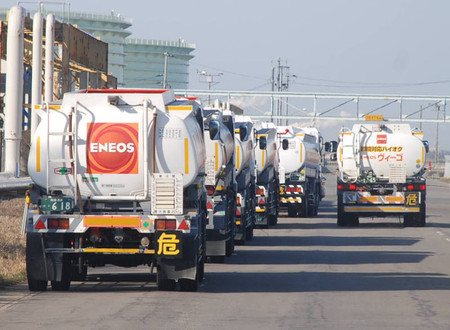 各地油罐车开往新潟市为灾区支援燃料 - 日本通