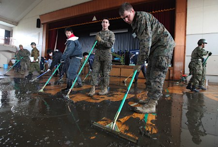 驻日美军及自卫队帮忙清扫受灾学校