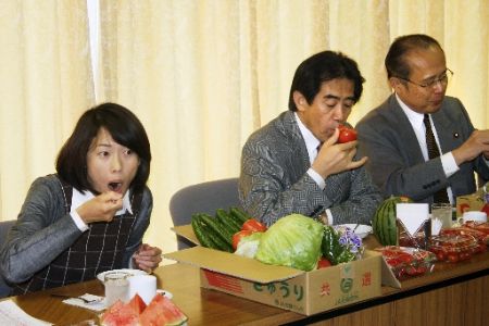 自民党议员试吃北关东出产蔬菜宣传其安全