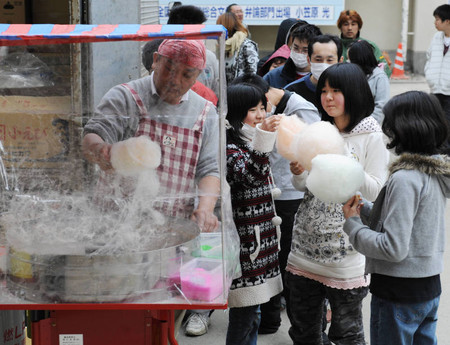 北海道人士前往灾区为灾民免费制作棉花糖