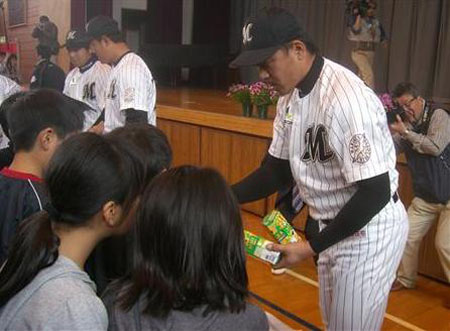 日本乐天棒球队访问受灾学校反而获得勇气