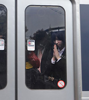 乘客双手合十为福知山线事故中逝者默哀