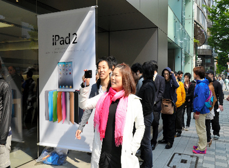 iPad2在日发售 数百粉丝排队等候
