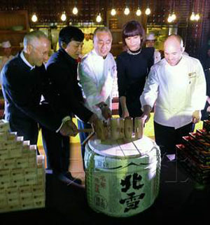 成龙为日本灾民再捐千万日元 呼吁更多人伸出援手