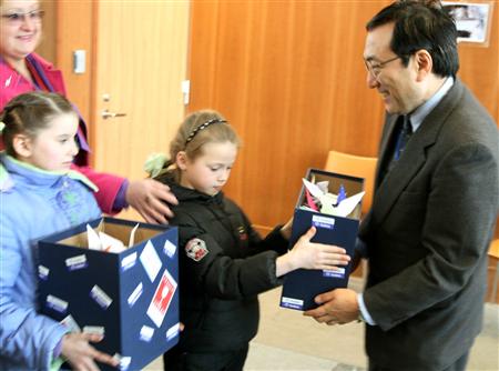 俄罗斯孤儿访问日本大使馆 送出千纸鹤为日本儿童祈祷