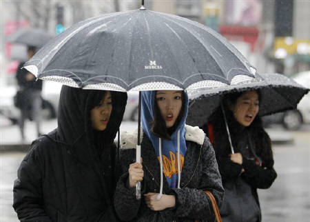 韩国部分学校临时停课 因担心雨水中含放射性物质