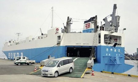 汽车装运船在东日本大地震后首次开进仙台盐釜港