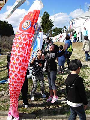 岩手县小学生放飞鲤鱼旗 为复兴祈福