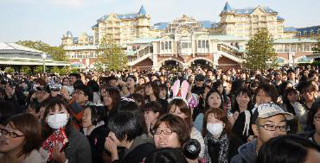 东京迪斯尼昨日重新开放  当日游客人数突破十万