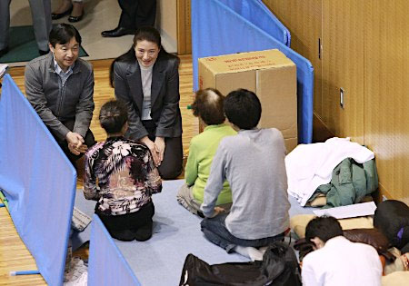 日本皇太子夫妇双腿跪地慰问灾民