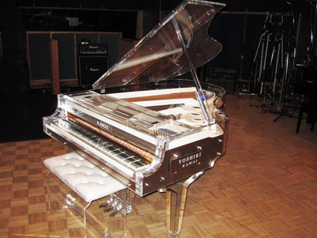 YOSHIKI水晶钢琴开拍 为日本大地震募款