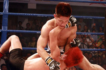 WBC职业博击冠军赛 杨建平145秒KO日本泰拳手