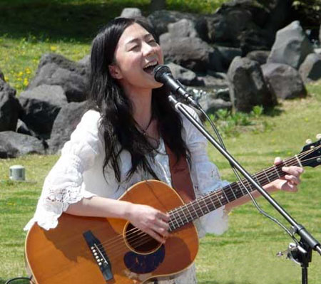 植村花菜亲情演唱《厕所女神》 为灾民打气