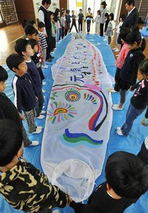 神户小学生制作鲤鱼旗鼓励灾区孩子