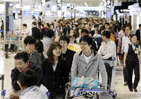 成田机场迎来黄金周出国高峰期 受震灾影响旅客减半