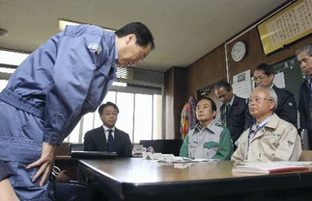 日本首相慰问避难所难民 逗留灾区5小时