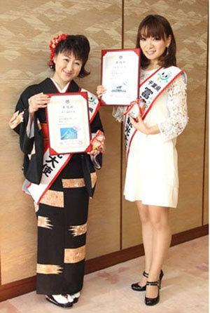 井上由美子与保田圭出席千叶县富津市观光大使任命仪式 日本通