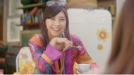 竹内结子扮气质神秘女 代言杯装冰淇淋广告