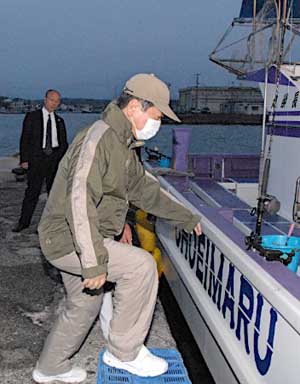 民主党小泽一郎到千叶县钓鱼宣传该地区水产品的安全性
