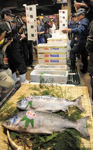 日本大阪市举行今年第一次北海道时令大马哈鱼竞拍会