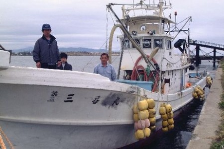 东日本大地震造成的海啸中被冲走的渔船回家