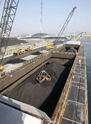 装载煤矿的货船首次在东日本大地震后开入小名滨港