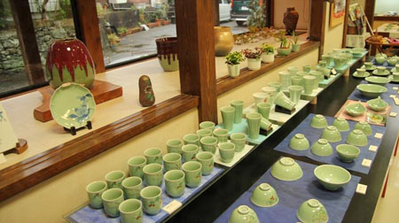 伊万里市的虎仙窑锅岛烧店