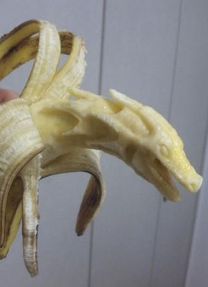 日本艺术家奎介山田创作香蕉雕像