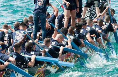 冲绳那霸市举行龙舟大赛 祈愿安全与渔业丰收