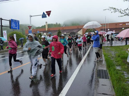 日本群马县草津温泉举行温泉马拉松比赛