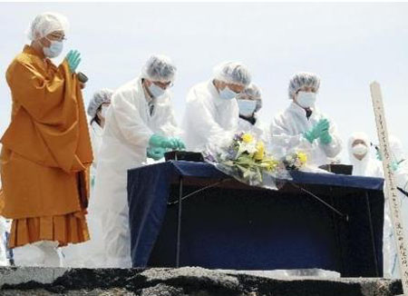 浪江町临时归家居民 身着防护服为遇难者祈祷