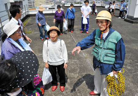 应对东海地震 日本静冈县举行大规模海啸防灾训练