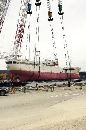 气仙沼港大型金枪鱼渔船重返大海