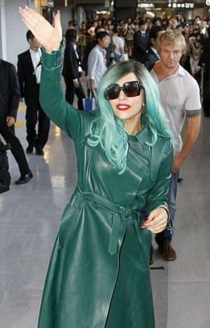 Lady Gaga一袭绿装抵达日本 粉丝接机疯狂机场拥挤
