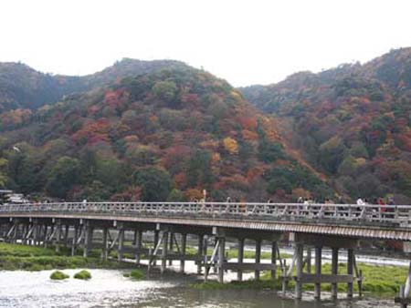 岚山山脚的一弯明月  日本京都渡月桥