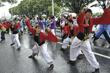 日本丰川市“OIDEN节”开幕 2700人雨中曼舞