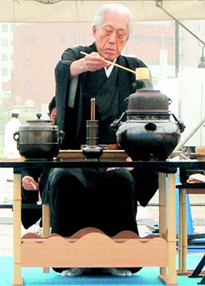 横滨开港纪念日首次举行“和平祈愿献茶式”
