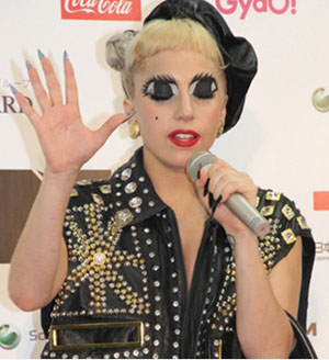 Lady GaGa为日本慈善演唱会开场献唱 雷人眼妆让人捧腹