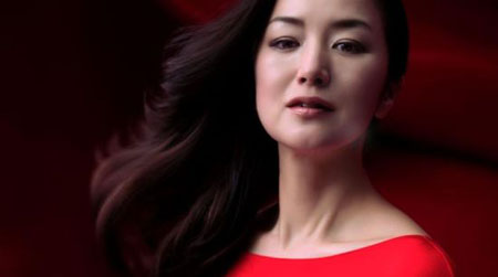 苍井优等女星身着红衣为某化妆品拍摄3个版本广告